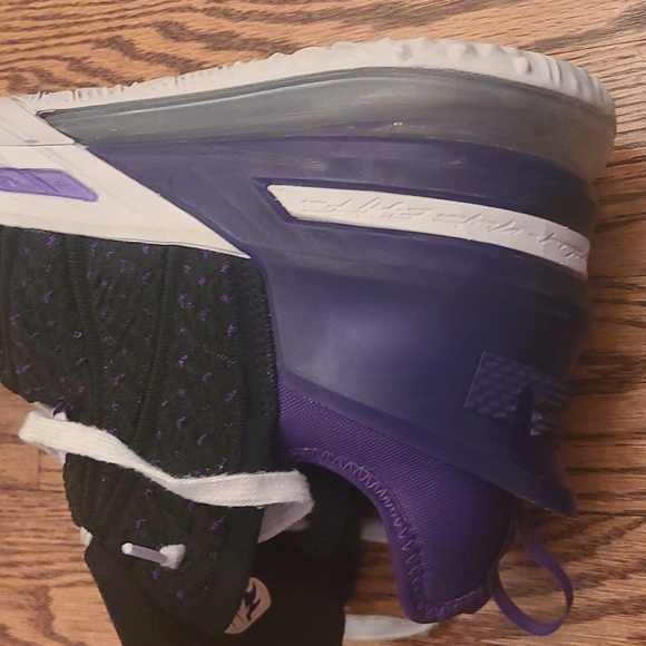 Lebron 18 - Picture 4 of 4